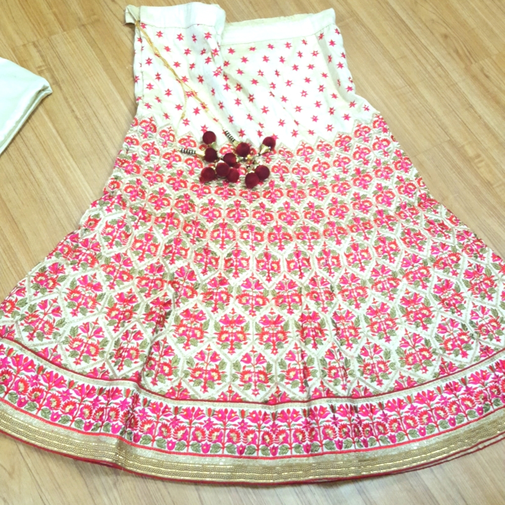 Indian lahenga set,with unstiched blouse piece and dupatta. Size fits 36 to 40